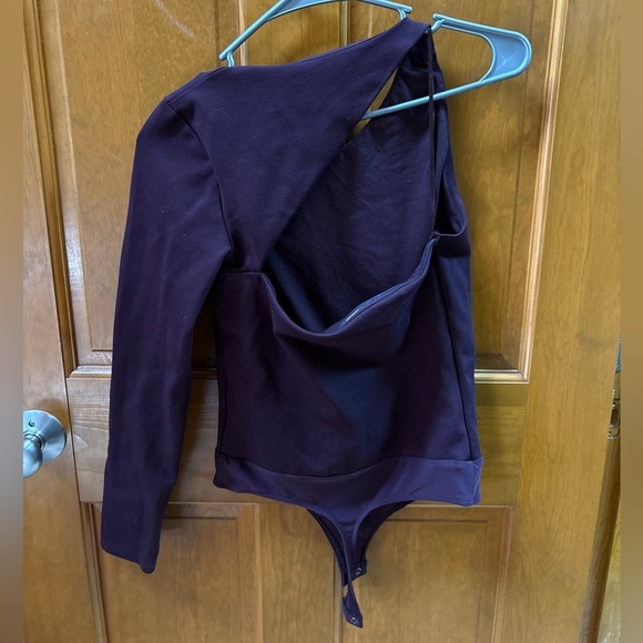 Express Women’s Dark Maroon One Sleeve Bodysuit Size Small - Picture 7 of 9